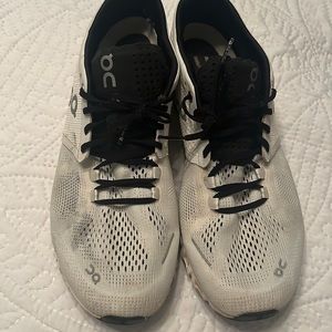On cloud running shoes size 9.5